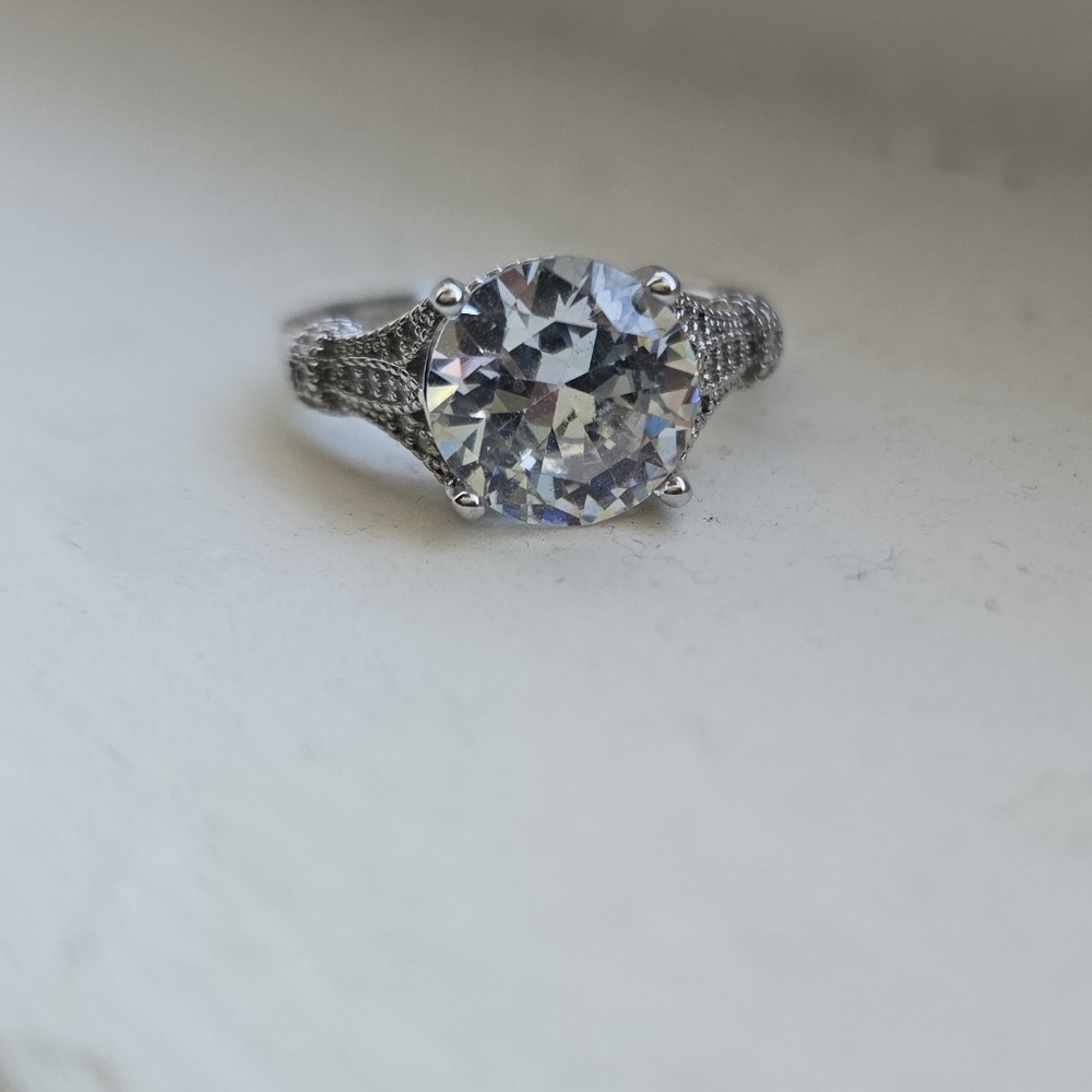 Vintage-Inspired Round Cut Solitaire Engagement Ring in Sterling Silver - Picture 4 of 7